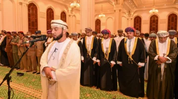 محافظ ظفار يشارك في صلاة عيد الأضحى في صلالة