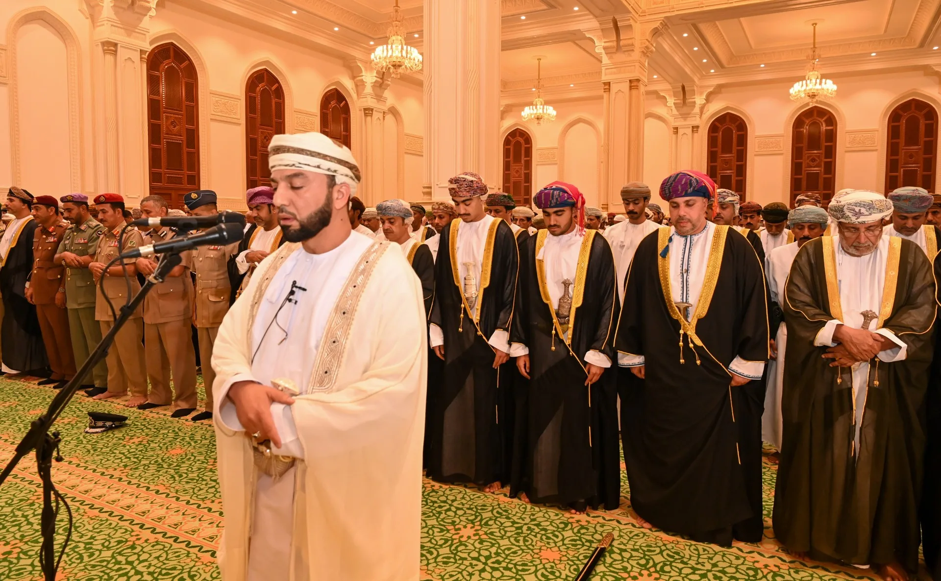 محافظ ظفار يشارك في صلاة عيد الأضحى في صلالة محافظ ظفار يشارك في صلاة عيد الأضحى في صلالة