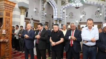 الأهالي يتقاطفون صوراً تذكارية مع محافظ البحر الأحمر خلال احتفالات عيد الأضحى.