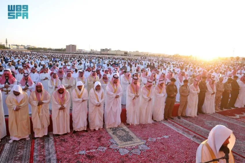 أمير منطقة الحدود الشمالية يشارك في صلاة عيد الأضحى أمير منطقة الحدود الشمالية يشارك في صلاة عيد الأضحى
