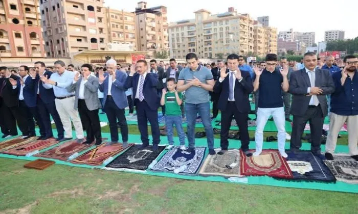 أعداد غفيرة من المصلين يحتفلون بعيد الأضحى في المجمع الإسلامي بمدينة السادات أعداد غفيرة من المصلين يحتفلون بعيد الأضحى في المجمع الإسلامي بمدينة السادات