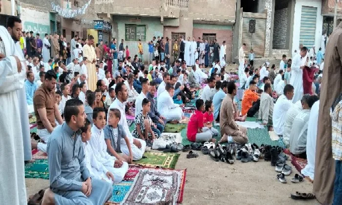 في أجواء احتفالية روحانية، المئات من المصلين يؤدون صلاة عيد الأضحى في ساحة المسجد البحري بالفيوم. في أجواء احتفالية روحانية، المئات من المصلين يؤدون صلاة عيد الأضحى في ساحة المسجد البحري بالفيوم.