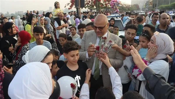 محافظ القليوبية يوزع الزهور والهدايا على المواطنين في كورنيش النيل ببنها محافظ القليوبية يوزع الزهور والهدايا على المواطنين في كورنيش النيل ببنها