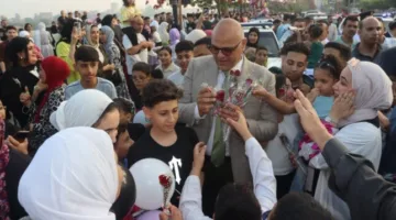 محافظ القليوبية ورئيس جامعة بنها يقدمون الزهور للمواطنين بمناسبة عيد الأضحى