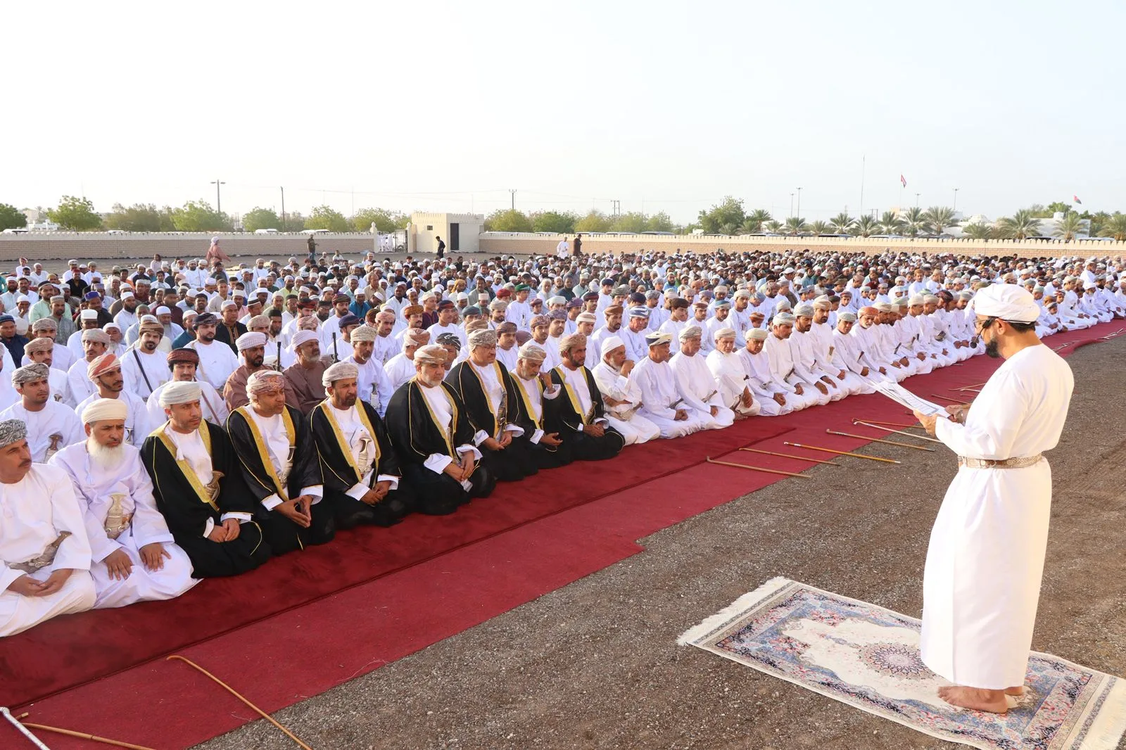 محافظ شمال الشرقية يشارك في صلاة عيد الأضحى في المضيبي