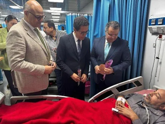 محافظ القليوبية ورئيس جامعة بنها يحتفلان بعيد الأضحى مع المرضى في المستشفى الجامعي