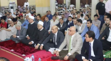 محافظ القليوبية ورئيس جامعة بنها ومدير الأمن يوزعون الزهور على المشاركين في احتفالات عيد الأضحى