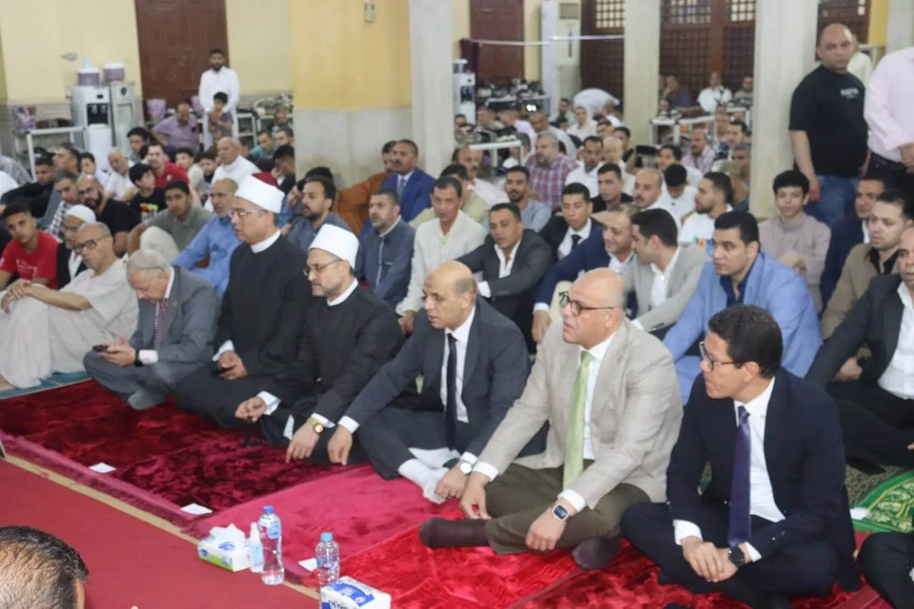 محافظ القليوبية ورئيس جامعة بنها ومدير الأمن يوزعون الزهور على المشاركين في احتفالات عيد الأضحى محافظ القليوبية ورئيس جامعة بنها ومدير الأمن يوزعون الزهور على المشاركين في احتفالات عيد الأضحى