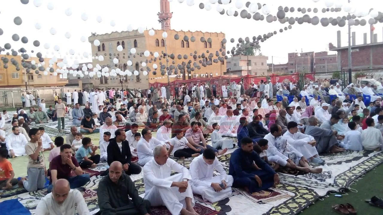 آلاف المصلين يحتفلون بعيد الأضحى في مساجد وساحات كفر الشيخ آلاف المصلين يحتفلون بعيد الأضحى في مساجد وساحات كفر الشيخ