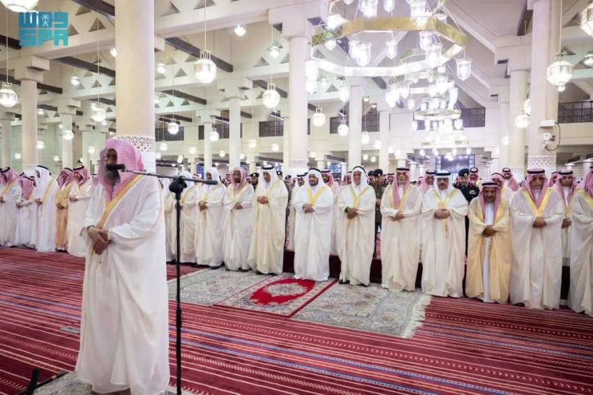 نائب أمير الرياض يشارك في صلاة عيد الأضحى نائب أمير الرياض يشارك في صلاة عيد الأضحى