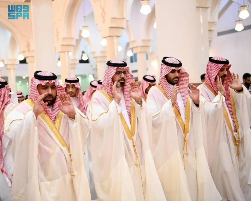 أمير منطقة جازان ونائبه يشاركان في صلاة عيد الأضحى أمير منطقة جازان ونائبه يشاركان في صلاة عيد الأضحى