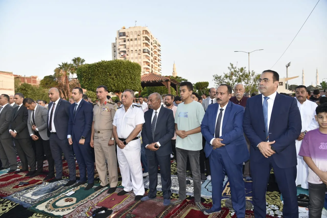 محافظ بورسعيد يحتفل مع المصلين بعيد الأضحى في ساحة مسجد بورفؤاد الكبير محافظ بورسعيد يحتفل مع المصلين بعيد الأضحى في ساحة مسجد بورفؤاد الكبير