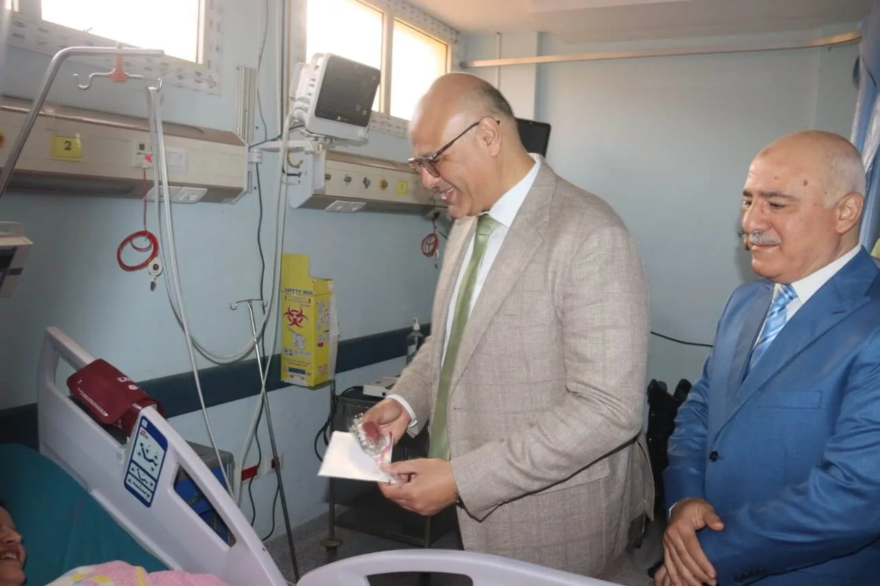 محافظ القليوبية ورئيس جامعة بنها يبعثان السعادة في قلوب المرضى في أول أيام عيد الأضحى محافظ القليوبية ورئيس جامعة بنها يبعثان السعادة في قلوب المرضى في أول أيام عيد الأضحى