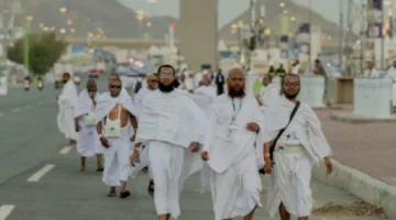 الحجاج يشاركون في رمي الجمرات خلال أول أيام عيد الأضحى