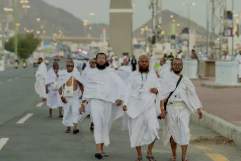 الحجاج يشاركون في رمي الجمرات خلال أول أيام عيد الأضحى الحجاج يشاركون في رمي الجمرات خلال أول أيام عيد الأضحى