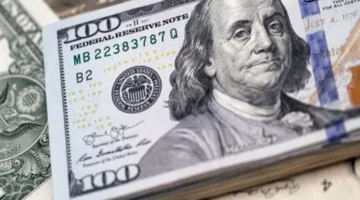 انخفاض قيمة الدولار نتيجة تراجع الاقتصاد الأمريكي والأزمات التجارية