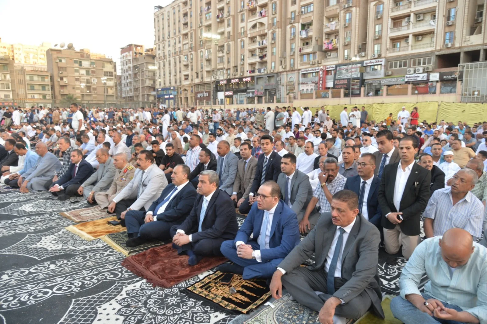 محافظ أسيوط يقيم صلاة عيد الأضحى في ساحة أرض الملاعب بحضور حشود كبيرة من الجماهير