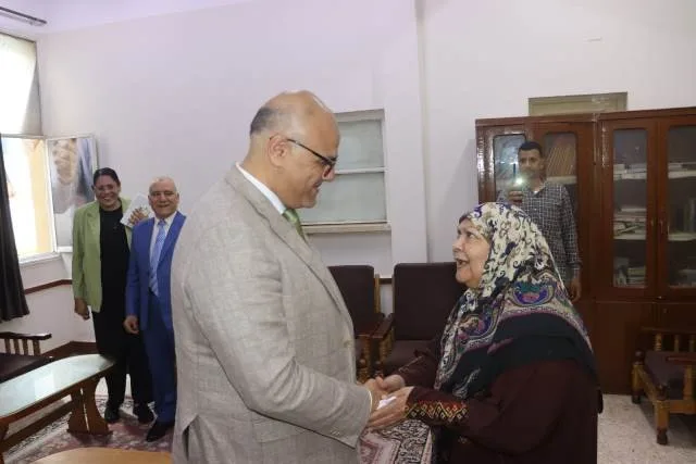 محافظ القليوبية يشارك كبار السن في دار بنها احتفالات العيد ويوزع عليهم الهدايا والزهور محافظ القليوبية يشارك كبار السن في دار بنها احتفالات العيد ويوزع عليهم الهدايا والزهور