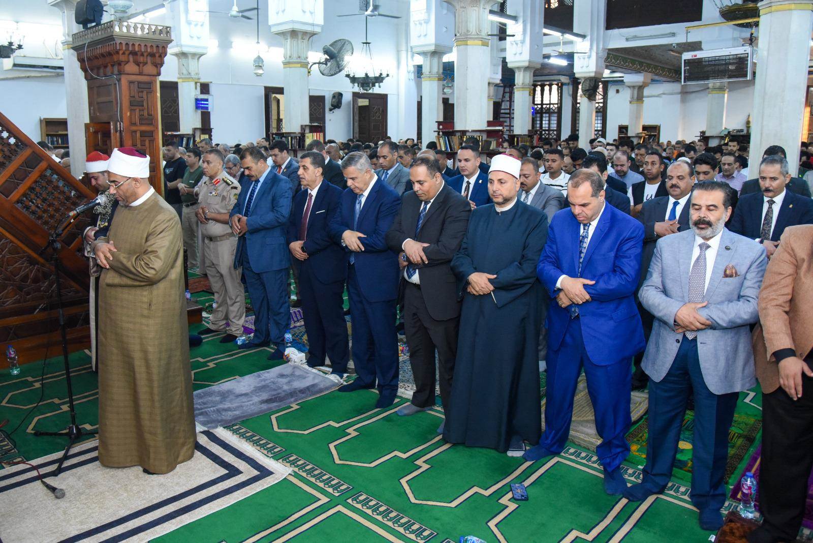محافظ الإسكندرية يؤدي صلاة عيد الأضحى المبارك بمسجد سيدي جابر بنطاق حي شرق