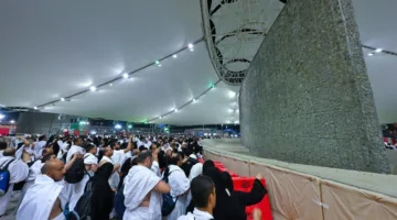 توافد الحجاج إلى مشعر منى لرمي جمار العقبة