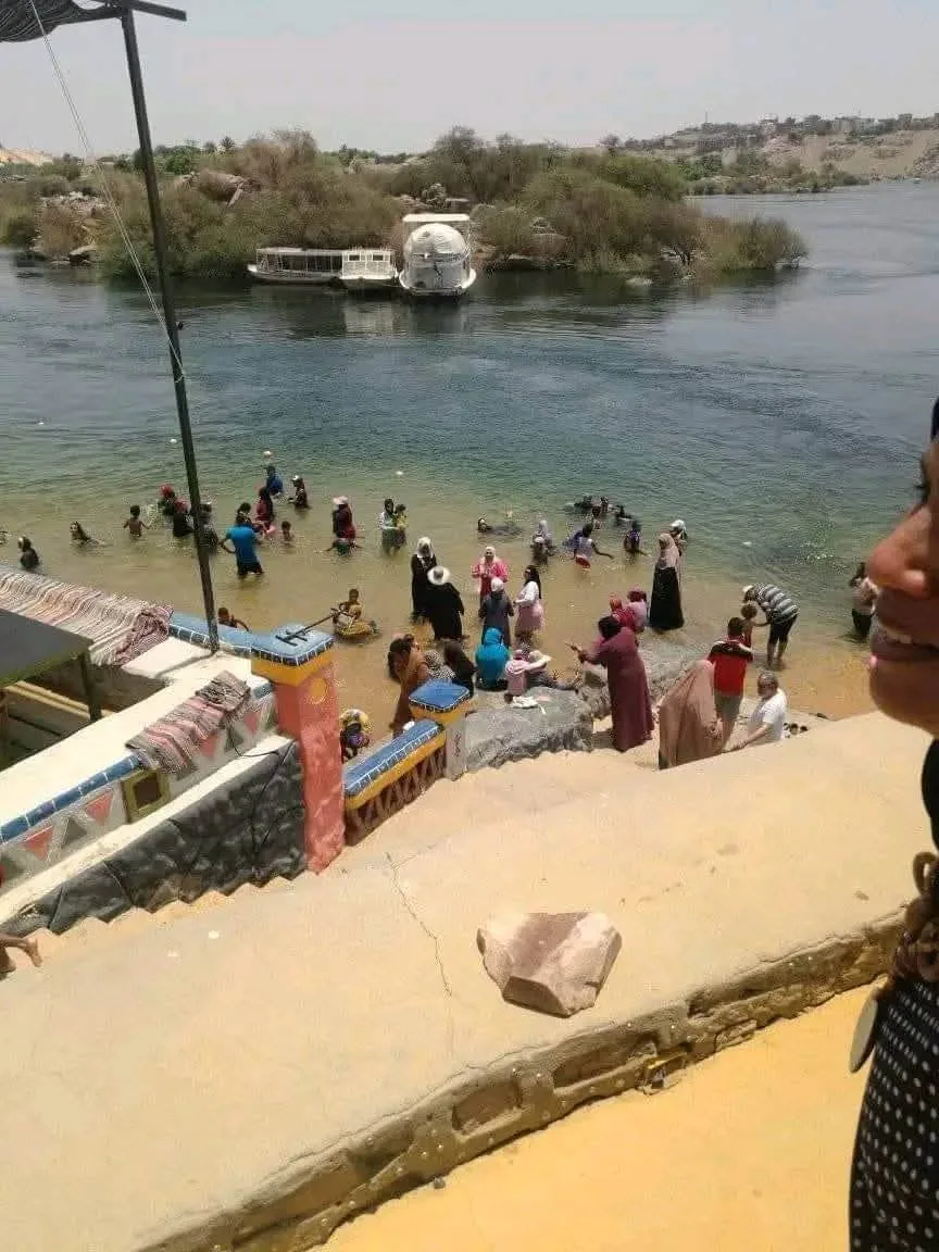أهالي أسوان يتجهون إلى الحدائق العامة والمتنزهات للاحتفال بأول أيام عيد الأضحى. أهالي أسوان يتجهون إلى الحدائق العامة والمتنزهات للاحتفال بأول أيام عيد الأضحى.