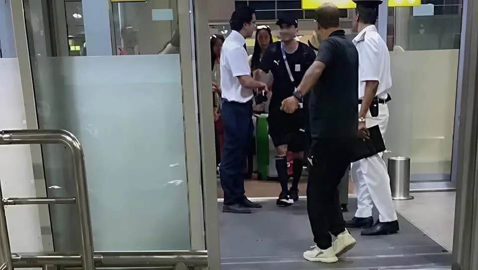 تعليق فكاهي من ناقد على سفر زيزو إلى أمريكا للانضمام لبعثة الأهلي تعليق فكاهي من ناقد على سفر زيزو إلى أمريكا للانضمام لبعثة الأهلي