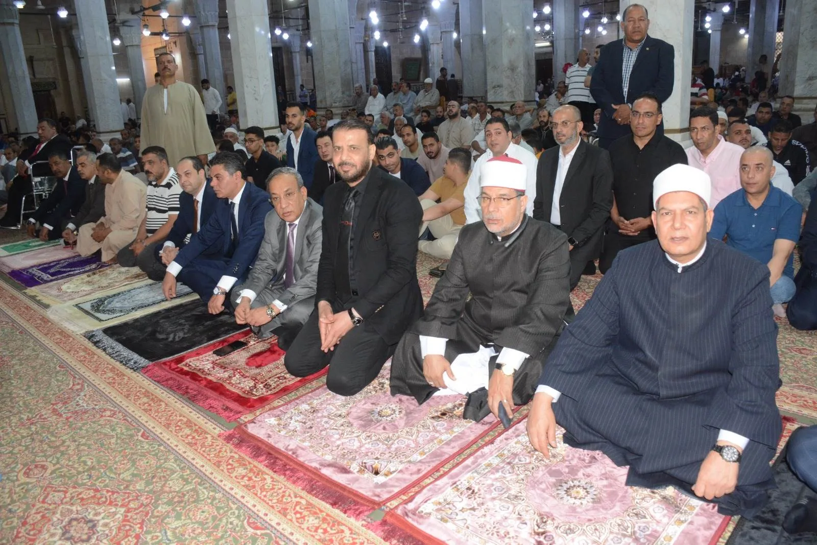 صور: محافظ الغربية يؤدي صلاة العيد في مسجد السيد البدوي صور: محافظ الغربية يؤدي صلاة العيد في مسجد السيد البدوي