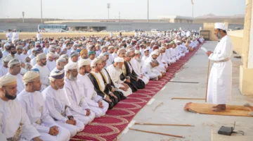 محافظ جنوب الشرقية يشارك في صلاة عيد الأضحى بولاية صور