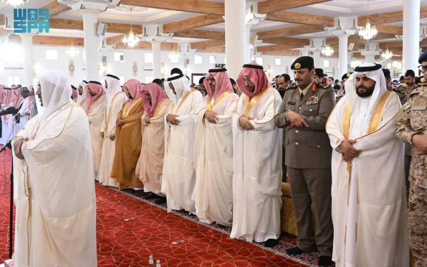 نائب أمير عسير يقيم صلاة عيد الأضحى نائب أمير عسير يقيم صلاة عيد الأضحى