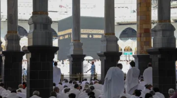 عيد واحد، خطيب الحرم المكي يوم الأضحى: من حضر العيد يُعفى من صلاة الجمعة