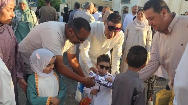 سعادة عيد الأضحى تُشرق في الغردقة.. وتوزيع الهدايا يزرع البسمة على وجوه الأطفال سعادة عيد الأضحى تُشرق في الغردقة.. وتوزيع الهدايا يزرع البسمة على وجوه الأطفال