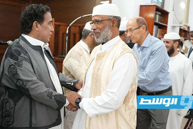 المنفي يتبادل التهاني مع المصلين بعد صلاة عيد الأضحى بمسجد عبدالله القلالي في طرابلس. (المجلس الرئاسي)