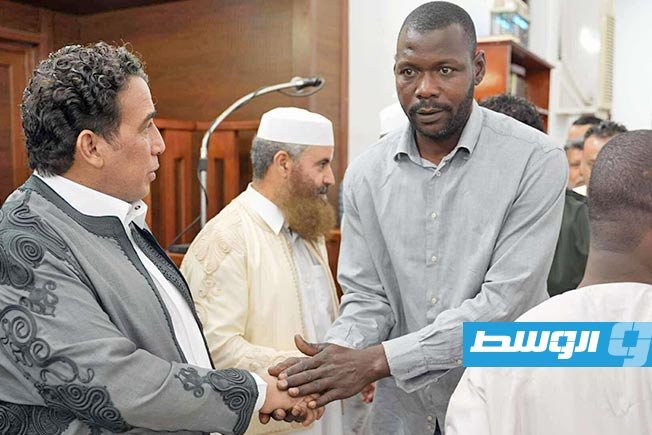 المنفي يتبادل التهاني مع المصلين بعد صلاة عيد الأضحى بمسجد عبدالله القلالي في طرابلس. (المجلس الرئاسي)