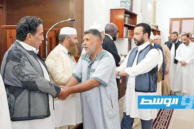 المنفي يتبادل التهاني مع المصلين بعد صلاة عيد الأضحى بمسجد عبدالله القلالي في طرابلس. (المجلس الرئاسي)
