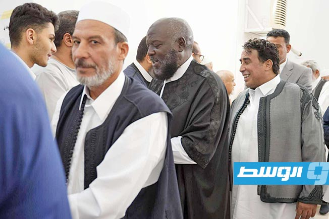 المنفي يتبادل التهاني مع المصلين بعد صلاة عيد الأضحى بمسجد عبدالله القلالي في طرابلس. (المجلس الرئاسي)