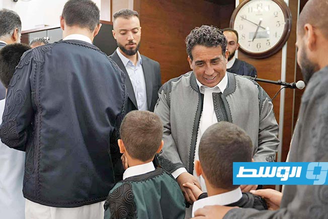 المنفي يتبادل التهاني مع المصلين بعد صلاة عيد الأضحى بمسجد عبدالله القلالي في طرابلس. (المجلس الرئاسي)