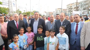 محافظ دمياط يقدم هدايا للأهالي في اليوم الأول من عيد الأضحى