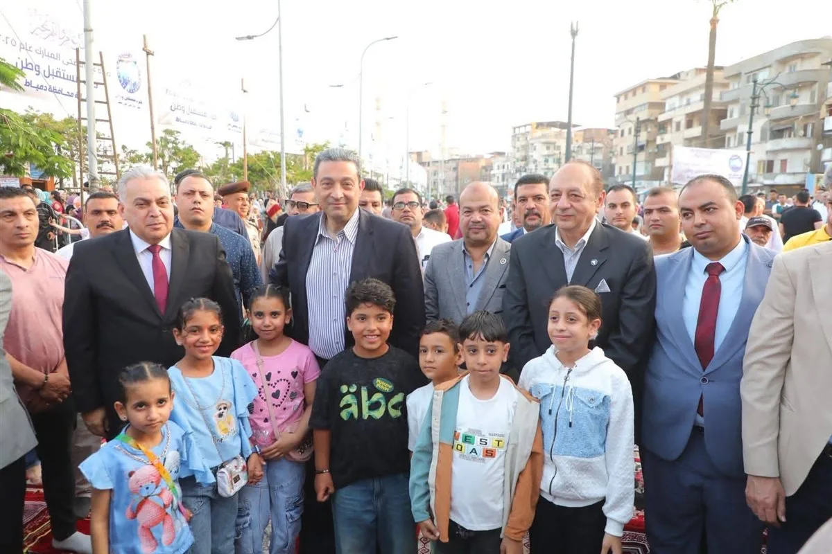 محافظ دمياط يقدم هدايا للأهالي في اليوم الأول من عيد الأضحى محافظ دمياط يقدم هدايا للأهالي في اليوم الأول من عيد الأضحى