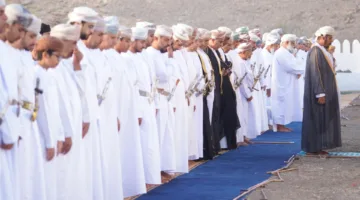 محافظ الظاهرة يشارك في صلاة العيد في ولاية ينقل