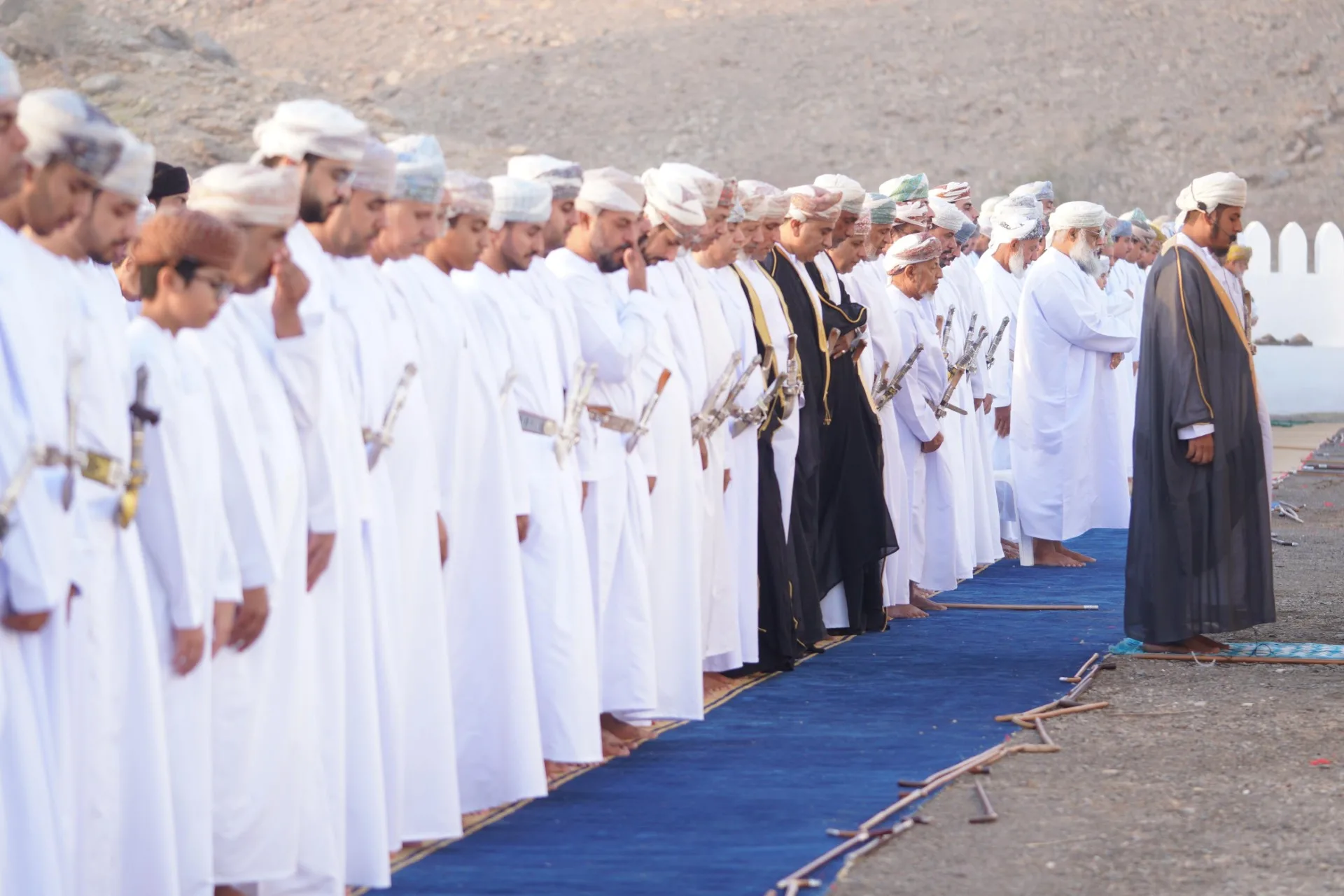 محافظ الظاهرة يشارك في صلاة العيد في ولاية ينقل