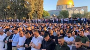عشرات الآلاف يؤدون صلاة العيد في المسجد الأقصى وسط إجراءات إسرائيلية مشددة