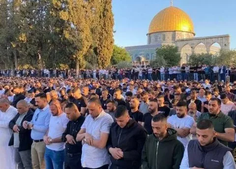 عشرات الآلاف يؤدون صلاة العيد في المسجد الأقصى وسط إجراءات إسرائيلية مشددة عشرات الآلاف يؤدون صلاة العيد في المسجد الأقصى وسط إجراءات إسرائيلية مشددة