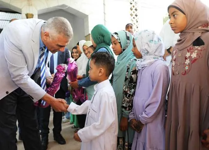 محافظ أسوان يقدم بطاقات تهنئة من رئيس الجمهورية وعيديات للأطفال الأيتام محافظ أسوان يقدم بطاقات تهنئة من رئيس الجمهورية وعيديات للأطفال الأيتام