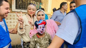 فرحة العيد: تقديم عيديات وحلويات للأطفال بعد صلاة العيد في المنيا