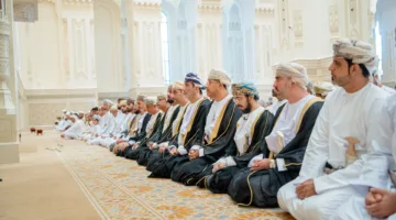 مسؤول شمال الباطنة يؤدي صلاة عيد الأضحى في جامع السلطان قابوس بصحار
