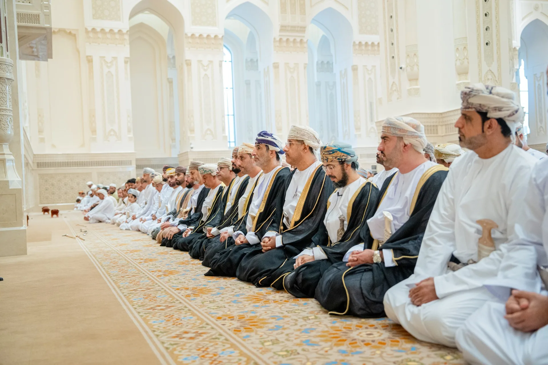 مسؤول شمال الباطنة يؤدي صلاة عيد الأضحى في جامع السلطان قابوس بصحار