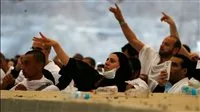 حجاج بيت الله يقومون برمي جمرة العقبة الكبرى في منطقة منى