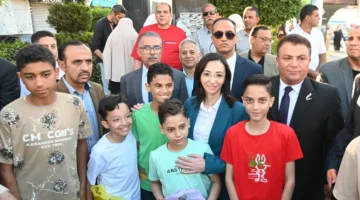 محافظ البحيرة يزور المصلين ويقدم هدايا عيد الفطر للأطفال