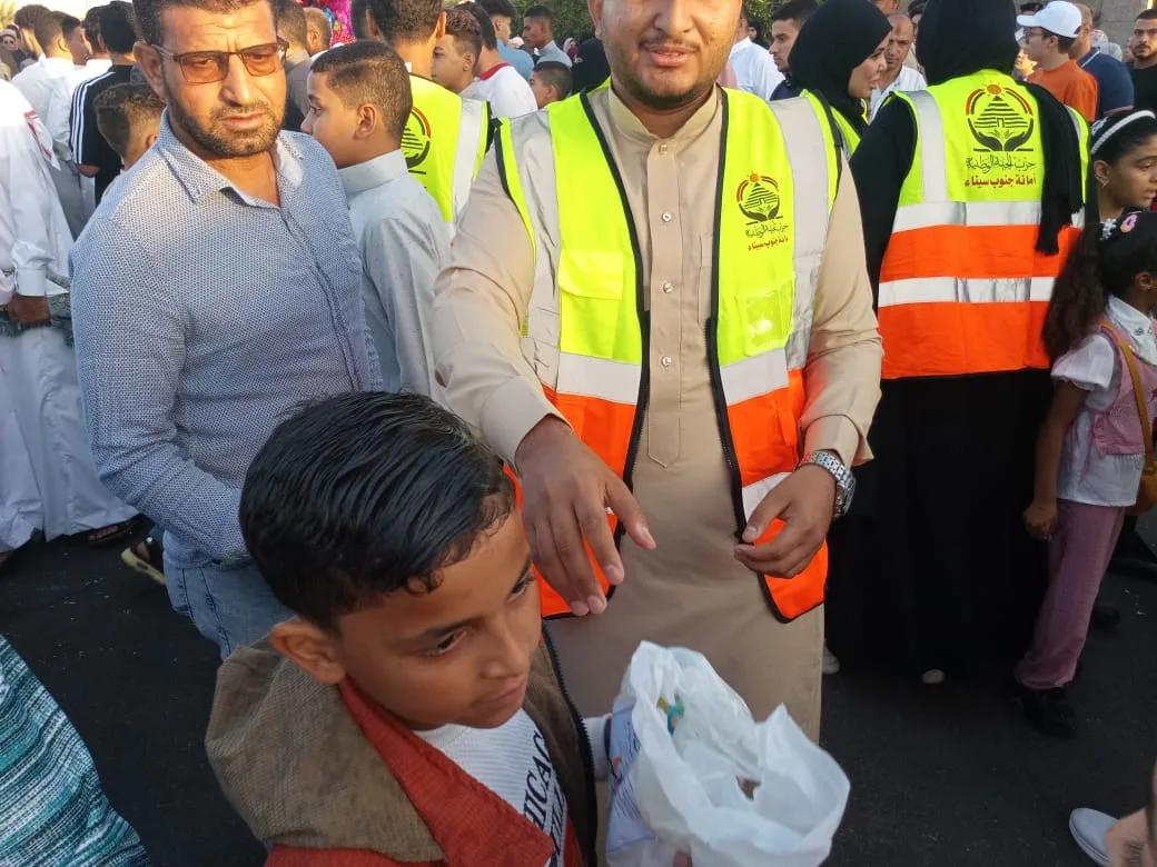 فرحة العيد: شباب الجبهة الوطنية في جنوب سيناء يوزعون هدايا وألعابا للأطفال