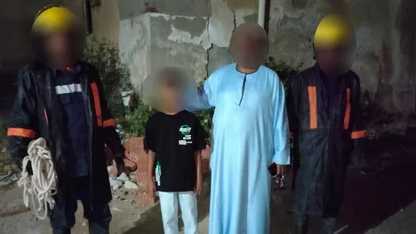 إنقاذ طفل سقط في فتحة للصرف الصحي على ساحل البحر الأحمر